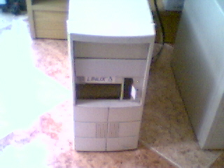 Una imagen frontal del servidor Cancerbero