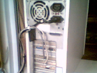 En esta imagen se ve la parte posterior de cancerbero, observese el cableado asegurado con presillas