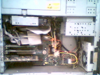 En esta imagen se ve el interior de cancerbero, se pueden observar los cables recogidos con presillas y el ventilador que introduce aire fresco filtrado. También se observan las 2 tarjetas de red 3COM.