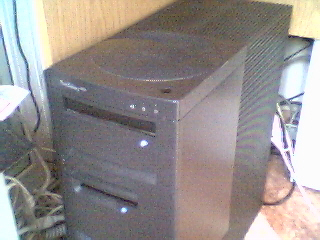 Una imagen del servidor Netfinity 3500 de la red Serana.net bautizado como Madre