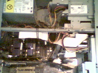 EL ordenado (aunque no lo parezca) interior de madre, se pueden apreciar los dos micros y los dos HD