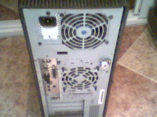 Una vista posterior de madre, en ella se aprecian los ventiladores de que dispone para su refrigeración