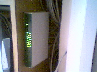 En esta imagen se ve el concentrador de red Nudo, acoplado al lateral del mueble