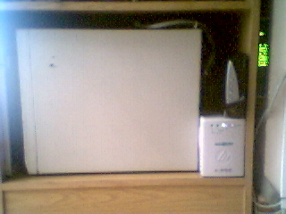 En esta imagen se puede ver a cancerbero (que est tras suriname), suriname (la caja que se ve en primer plano), el SAI1, el router ADSL Caronte y a la derecha  el concentrador de red Nudo