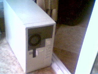 En esta imagen se puede aprecier el ventilador que se encarga de introducir un chorro de aire fresco dentro de suriname, se ha retirado el filtro para que se vea con claridad