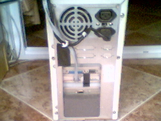 En esta imagen se puede ver la parte posterior de Suriname, con los cables asegurados y los orificios tapados