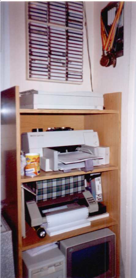 Fotografía donde se pueden ver los periféricos de Arrankeen, Impresora matricial Amstrad DMP2000, Impresora Color HP690C, escaner color SCSI.